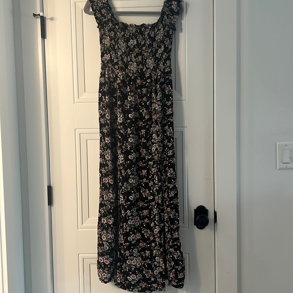 AMERICAN EAGLE black floral maxi dress. Smocked top, cap sleeves + side slit